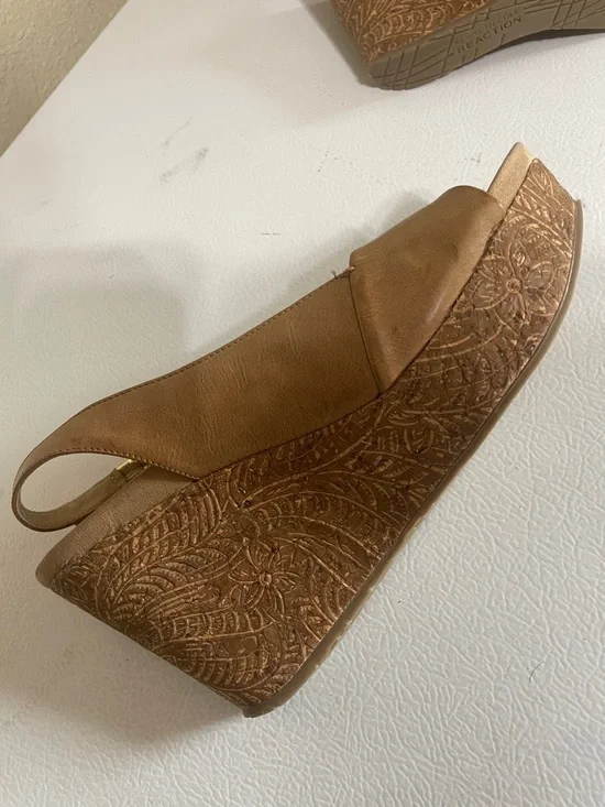 Reaction Kenneth Cole Women's Tan Wedge Sandals. Good Condition. Size 9. - Picture 5 of 11